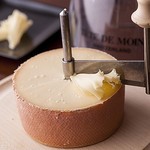 ル・ヴァン ドゥジェム - テッド　ド　モアンヌ（スイスのチーズ）スイス産の芳醇なチーズを花びらのようにスライスし、提供しています