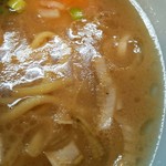 麺家ゑびすIEK - スープはオイリーな豚骨先行型。