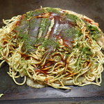 たむら - 「お好み焼　そば（肉玉入）」（500円）
升萬食品の茹で麺使用。卵は麺の下に。
