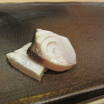 鮨 十兵衛 - ワラで燻製した鰆