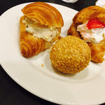 スーパーダイニング ヴェルデュール - 2016/11/22ディナーで利用。
      パンが美味しそうだったので食べることに…
      左はツナ。右はストロベリー&クリーム。
      後は…好きな胡麻団子を笑