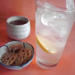 日の出食堂 - レモンサワー ３３０円(っ税込)と無料のお通し(2016年11月26日撮影)
