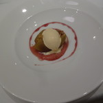 イチジクの葉で包んだイチジクのロースト　ローズマリーのアイス