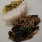 スリオラ - クエのオーブン焼き　キノコのアロスメロッソとズッキーニのサラダ