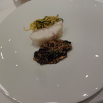 スリオラ - クエのオーブン焼き　キノコのアロスメロッソとズッキーニのサラダ