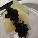 スリオラ - 軽く燻したキャビアのラビオリ