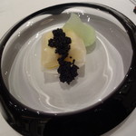 軽く燻したキャビアのラビオリ