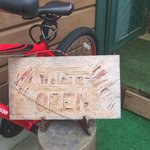 カレ屋房 - ドア前の開店案内板♪