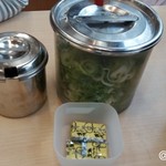 ラーメン横綱 - テーブルの刻みネギに特製辛子調味料