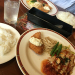 ソースパン - 本日のランチ（魚フライトポークピカタ）650円