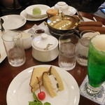 文明堂茶館 ル・カフェ - テーブルはいっぱいです