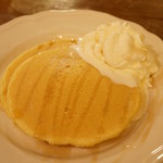 イリヤプラスカフェ - ホイップクリーム・パンケーキ(550円)（2012/10）