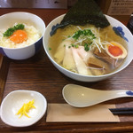 鶏そば(白)、赤玉生卵ご飯