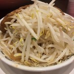 野郎ラーメン - 裏側はもやし山