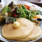 イリヤプラスカフェ - カントリースタイルサラダとパンケーキのセット（1050円）（2013/3）