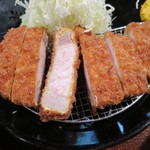 Tonkatsu Katsukichi - 180ｇなのに分厚くて肉質が詰まっていて美味しそうです