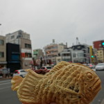 森下浪花家 - 新大橋通りを泳ぐたい焼きくん