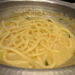 博多水炊き あうん  - 水炊きの〆はなんと揚げうどんをお鍋にぶち込んでいただきます。
            
            旨みを凝縮したスープを吸い、もちもちとした食感が楽しめる美味しい〆の一品に仕上がってました。
            
