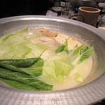 Hakata Mizutaki Aun - 鶏肉を一通りいただいたら野菜を入れてヘルシー鍋に・・・
                        