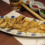 Hakata Mizutaki Aun - お鍋の後は唐揚げタイム、先ずはカリッと揚げた鳥皮。
                        
                        ビールにピッタリでしたよ。
                        