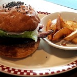 自家製ベーコンチーズバーガー（1,500円）