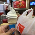 Lotteria - 2016/11 小型なソフトクリーム 半額セールで30,000₫（約15円）