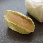 中には大手亡の餡が入っています