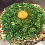 京都 下町のお好み焼き 昌・べた焼きの専門店 - スジ玉700円にトッピングは
      
      九条ネギ200円、油かす200円、玉子100円