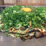 京都 下町のお好み焼き 昌・べた焼きの専門店 - スジ玉700円にトッピングは
      
      九条ネギ200円、油かす200円、玉子100円