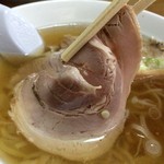 青竹手打ラーメン 日向屋 - チャーシューリフト　これ以上持ち上げると・・・