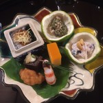 京都 吉兆 - [八寸]
      穴子酢、くも子フライ、海老もろみ、厚焼、牛舌、とんぷり、木の子