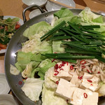 ぶあいそ博多 - 飲み食べ放題の先出し
もつ鍋とサラダ
