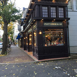 エーグルドゥース - こちら、お店。この角度が結構気に入ってる！！
      パリみたい〜