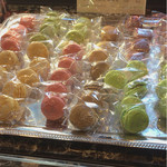 エーグルドゥース - マカロン。フレーズ、ピスターシュ、キャラメルサレ、ショコラ、カシス、パッションオレンジ、フランボワーズ、カフェ、シトロンヴェール、アプリコット