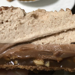 エーグルドゥース - タルトオーキャラメルサレを
      半分にカットしたところ