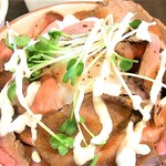 けむり屋 牛力 - マスタードマヨネーズを自分でオン