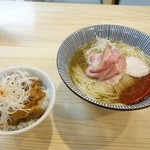 自家製麺 くろ松 - サービス（梅）かけそば白醤油 ＆ もつ煮ぶっかけ飯