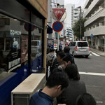 お好み焼き 八昌 - 建物横にも行列