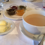 オーベルジュ・オー・ミラドー - たっぷりのカフェオレと自家製コンフィチュールとバター