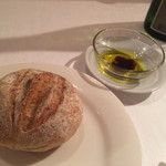 オーベルジュ・オー・ミラドー - ライ麦のパンとバルサミコの入ったオリーブオイル