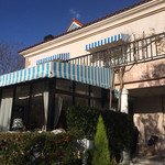 オーベルジュ・オー・ミラドー - 左手がレストラン この写真は本館です。