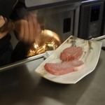 ステーキ なかお - まずは塩と胡椒を振って