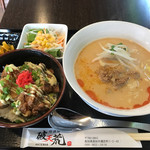 Izakaya Hatenkou - 坦々麺と唐揚げ丼のセット
                        ランパス利用で500円❣️