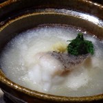 御料理 光安 - ＊聖護院大根は似た品とすりおろした品が入り「みぞれ椀」風。
      ＊鯛は大きな切り身で甘みを感じる品。