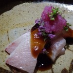 御料理 光安 - ◆能登の鰤、赤大根の鬼おろし添え
            大トロのような上品な脂を感じます。ここまで脂がのっているのにクドクなく美味しい。