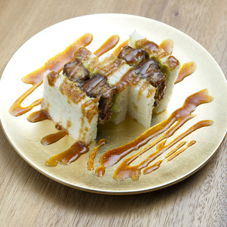 じっくり煮た角煮をサクッと揚げた名物【角煮サンド】を堪能！