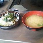 道とん堀 - ランチセットの大根サラダと味噌汁
