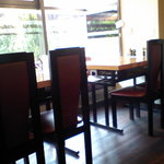 鉄板バルHANANOKI - テーブル席が５箇所ほど