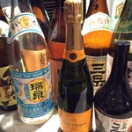 Home Dinig Hacchi - 生ビール  サッポロ黒ラベル 焼酎ー 麦、芋、昆布             日本酒、泡盛、ワイン、シャンパーニュなど！