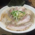 ラーメン 岩佐 - 塩とんこつラーメン麺大盛り+味玉。